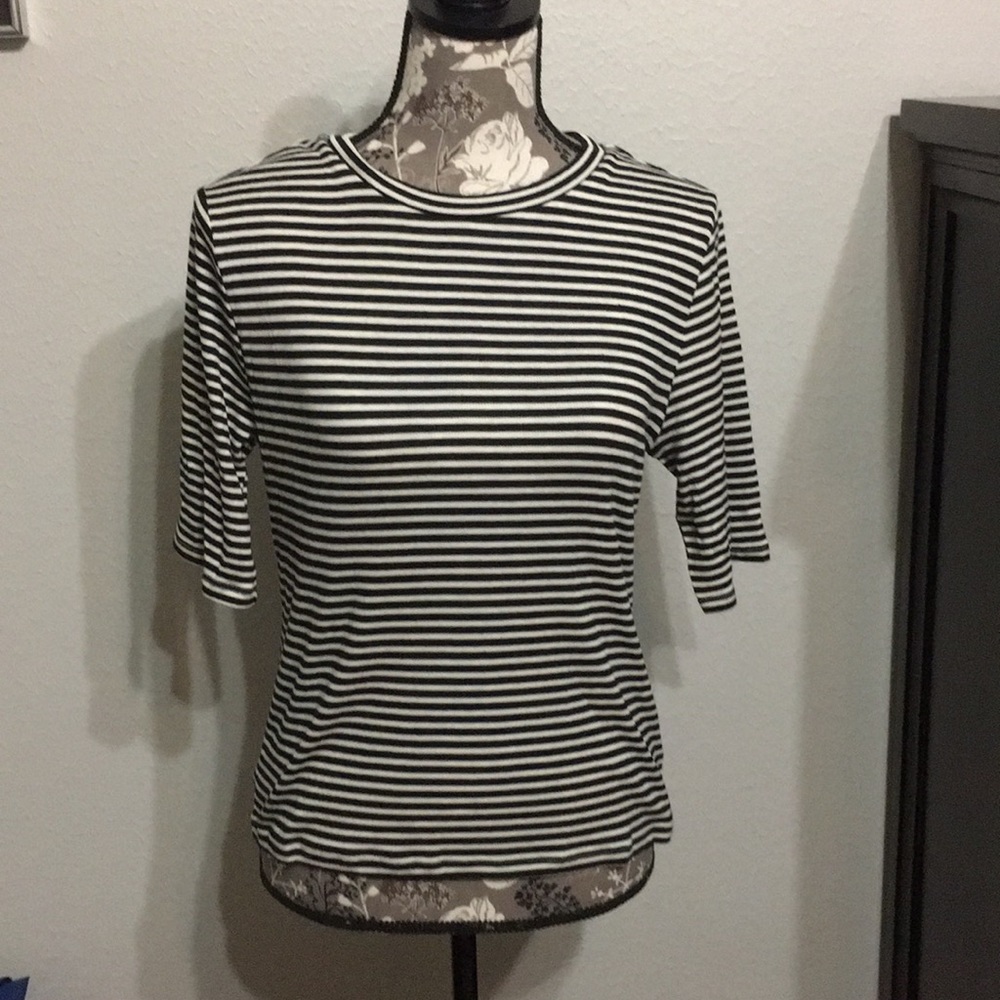 🌸🌼🌺 - GAP - Super soft black & white top